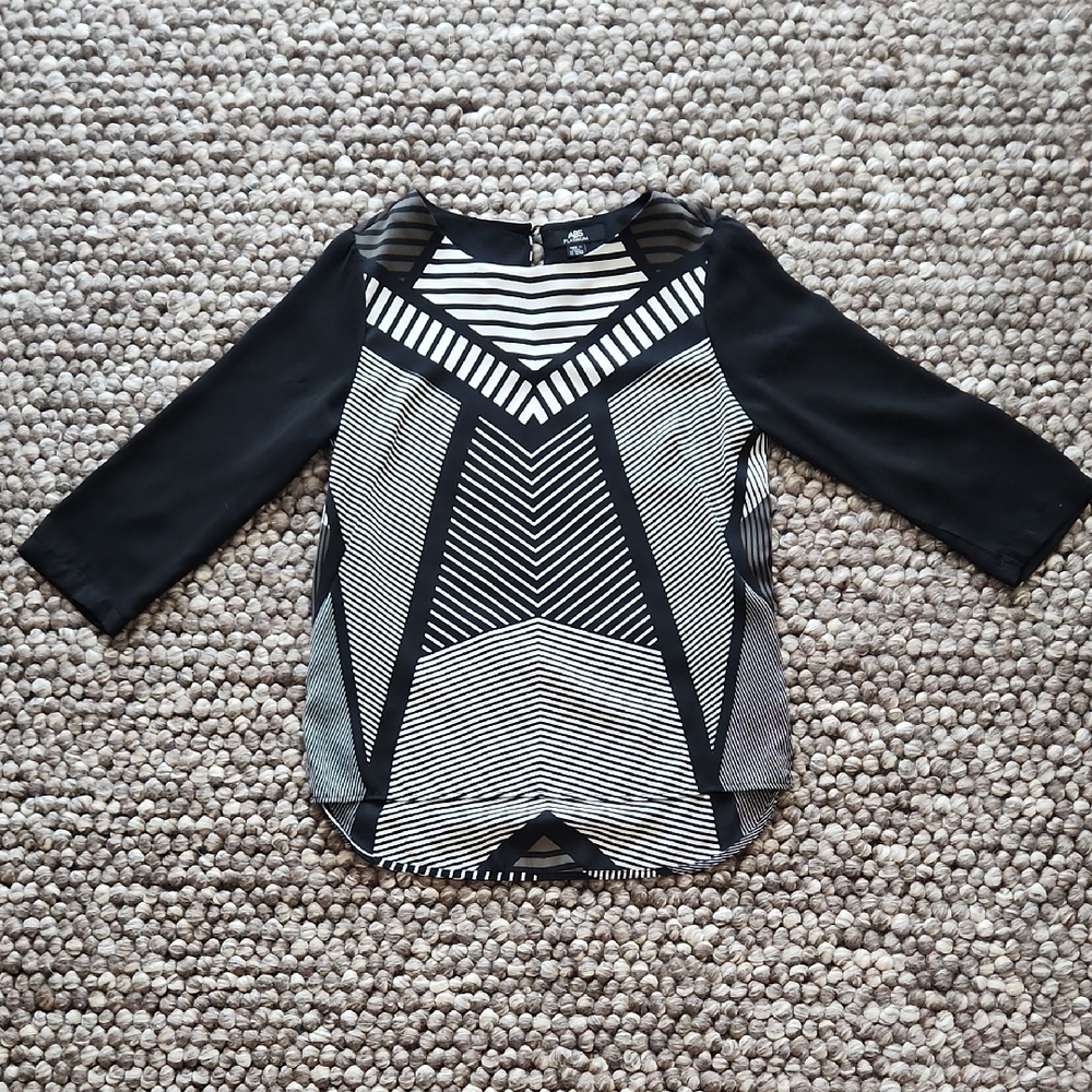 Women's Black & White Geometric Pattern Blouse - Brand: